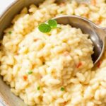 ريزوتو لزج ومقرمش في طبق، يوضح مشاكل القوام وكيفية إصلاحها