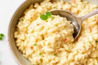 ريزوتو لزج ومقرمش في طبق، يوضح مشاكل القوام وكيفية إصلاحها